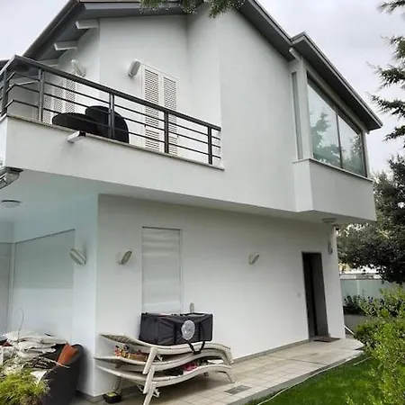 Villa Swimming Pool *