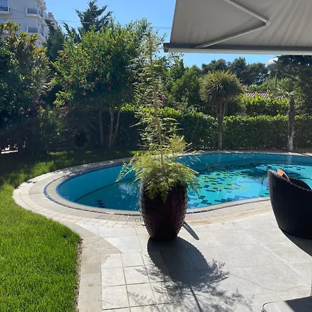Villa Swimming Pool *